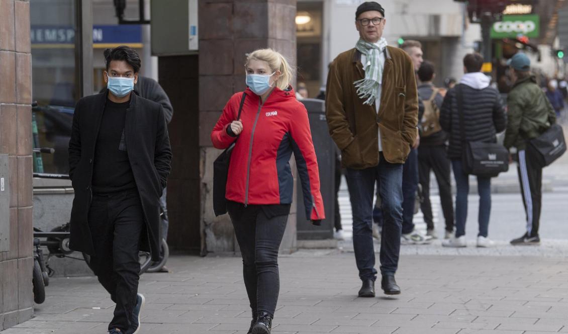 Människor iförda munskydd på Kungsholmen i Stockholm. Arkivbild. Foto: Fredrik Sandberg/TT