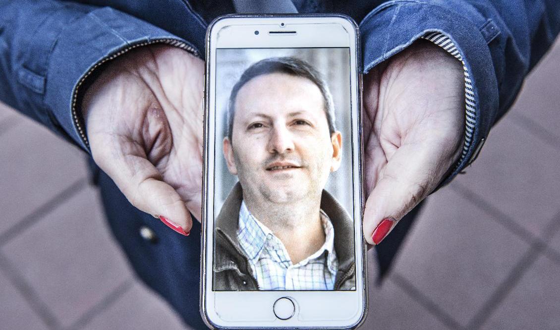 Ahmadreza Djalalis fru Vida Mehrannia visar en bild på sin man. Arkivbild. Foto: Tomas Oneborg/SvD/TT