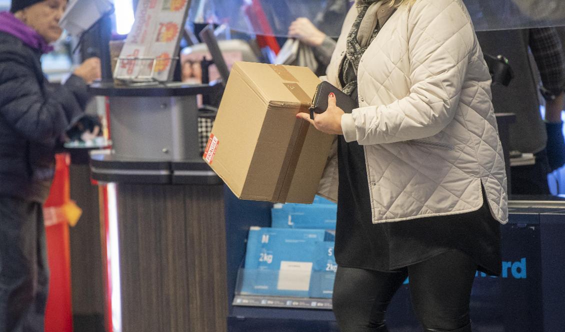 Under lördagen har det varit stora problem med att hämta ut och skicka paket hos Postnords ombud. Arkivbild. Foto: Fredrik Sandberg/TT