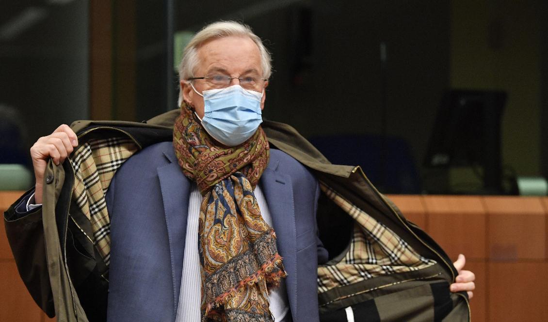 EU:s chefsförhandlare om brexit, Michel Barnier, på väg in till måndagens ambassadörsmöte i Bryssel. Foto: John Thys/AP/TT