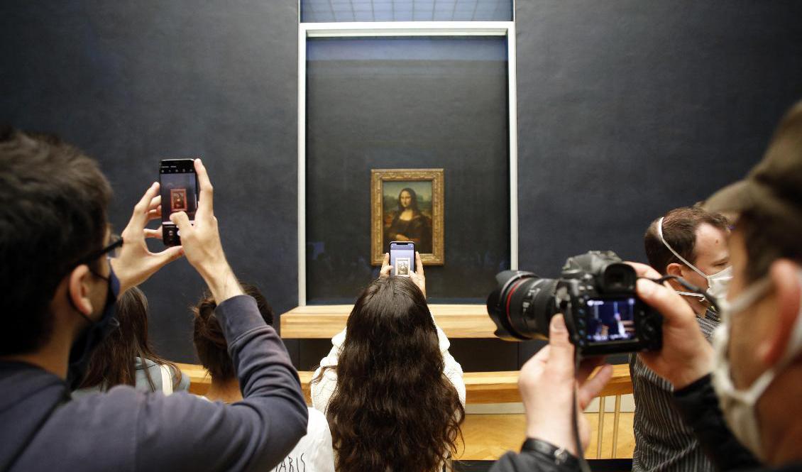 På grund av coronapandemin försöker Louvrens ledning nu auktionera ut upplevelser på museet. Arkivbild. Foto: Thibault Camus/AP/TT