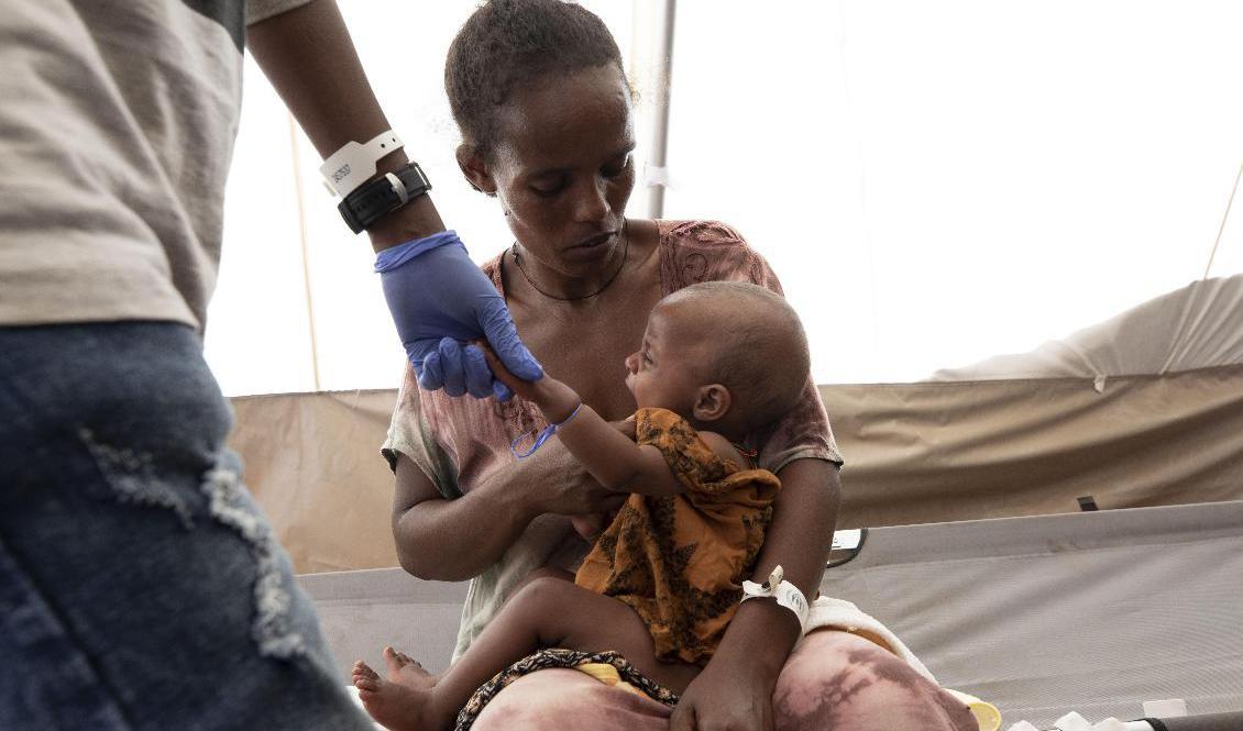 En tigreansk kvinna som flytt hemregionen sitter med sitt barn i ett flyktingläger i Sudan. FN kräver tillgång till internflyktingar i Etiopien efter striderna i Tigray. Arkivbild. Foto: Nariman El-Mofty