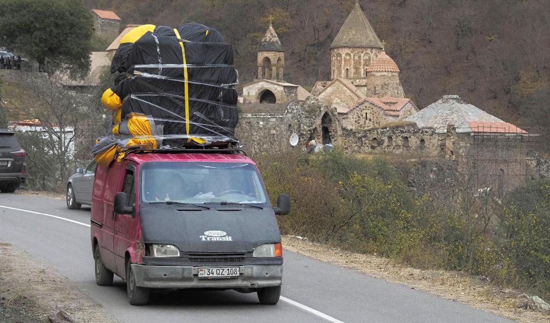 En fullastad minibuss kör förbi det armeniska 800-talsklostret Dadivank i Kalbajar, ett område som tillsammans med andra delar i och omkring den omstridda regionen Nagorno-Karabach lämnades över till Azerbajdzjan inom ramen för ett fredsavtal mellan armeniskstödda separatister och regeringen i Baku. Foto: Dmitrij Lovetskijj/AP/TT