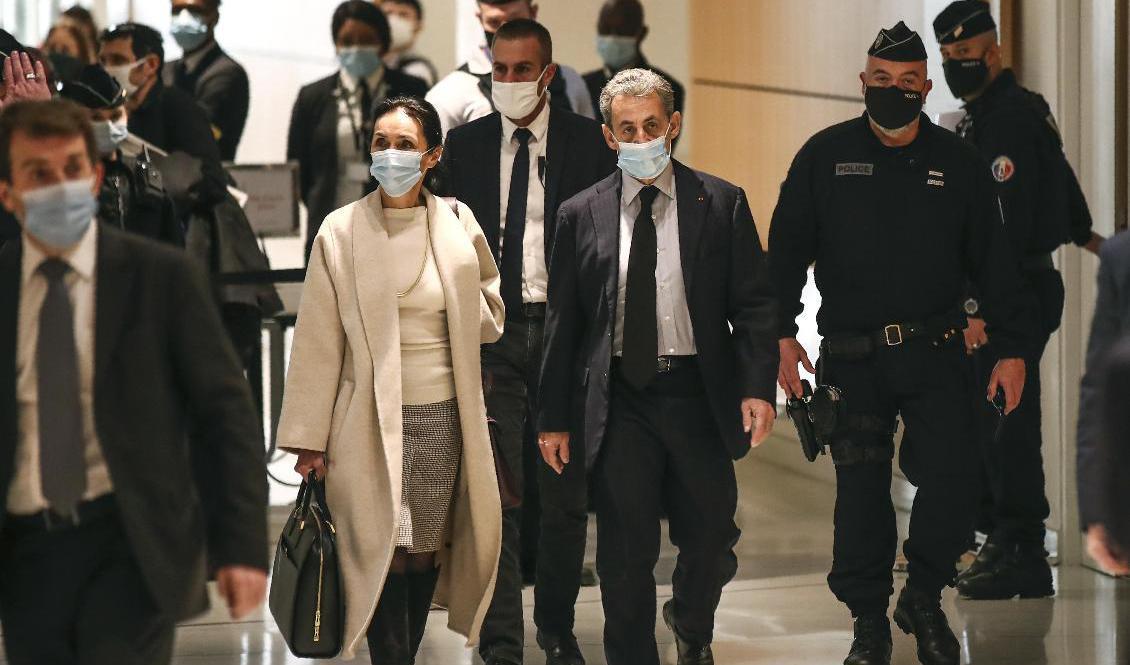 Frankrikes förre president Nicolas Sarkozy anländer tillsammans med sin advokat till domstolen i Paris under torsdagen. Foto: Michel Euler/AP/TT