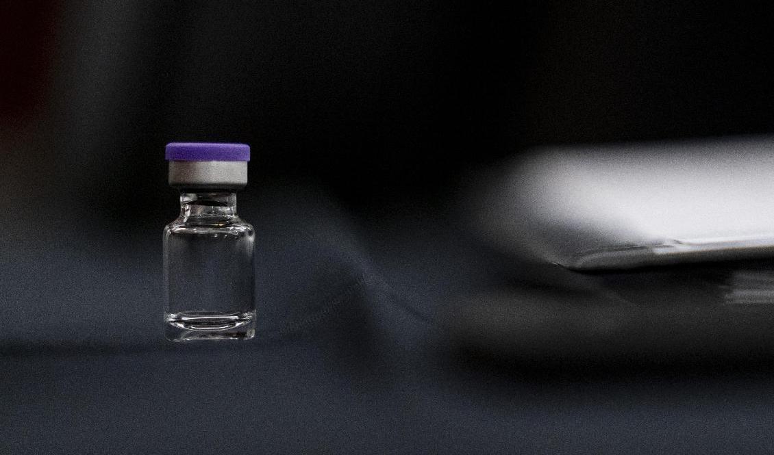 En behållare med läkemedelsbolaget Pfizers vaccin. Foto: Andrew Harnik/AP/TT