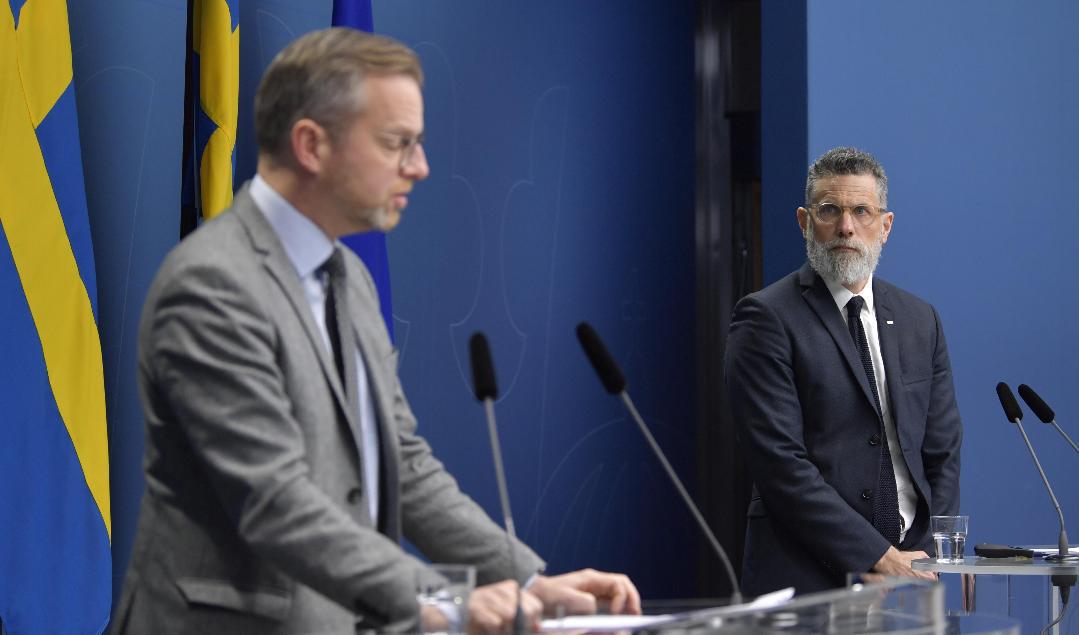 Inrikesminister Mikael Damberg (S) vid en digital pressträff tillsammans med John Ahlberk, generaldirektör på Statens haverikommission om dykningar vid Estonias vrak. Foto: Anders Wiklund/TT