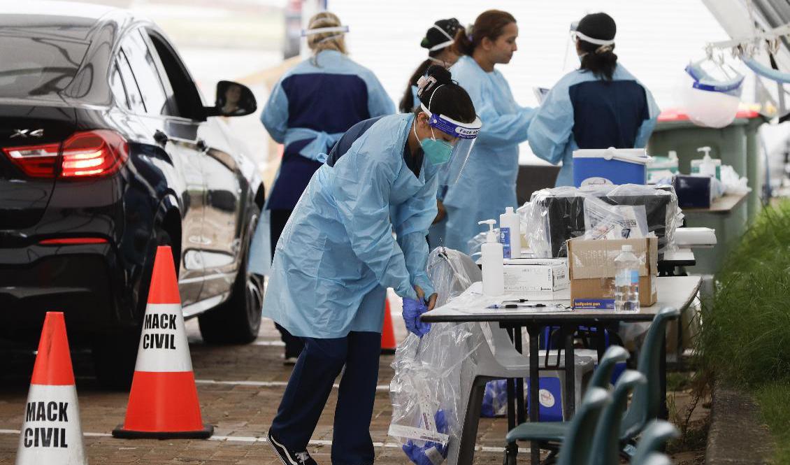 Personal förbereder en drive-in-teststation vid en strand i Sydney i New South Wales, Australien. Foto: Mark Baker/AP/TT