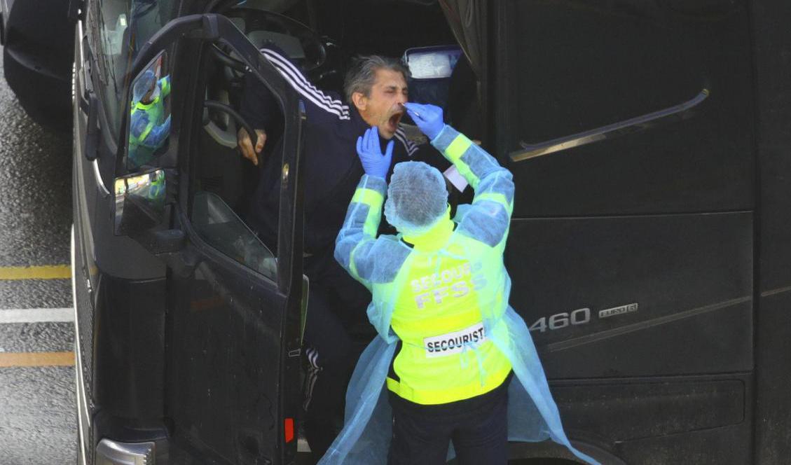 Julafton i brittiska Dover: en lastbilschaufför testas för covid-19 vid hamnen. Foto: Aaron Chown/AP/TT
