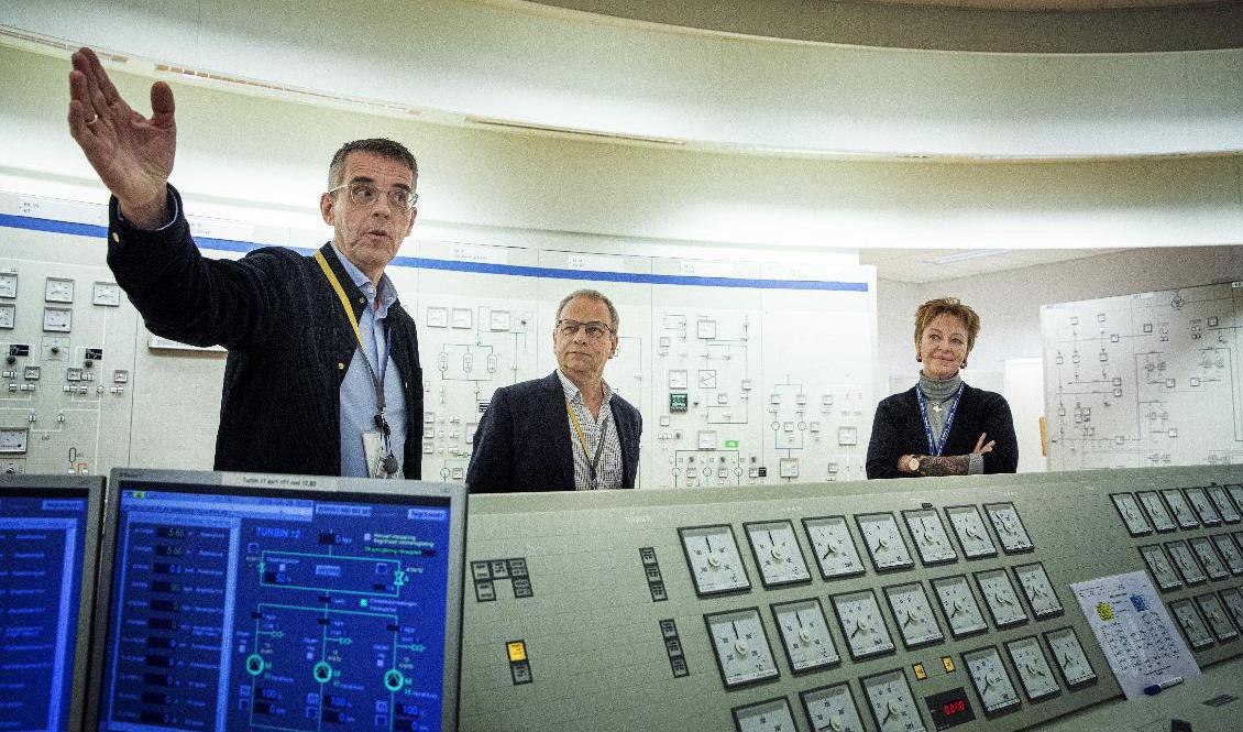 På nyårsafton stängs Ringhals 1 av. Produktionschefen Sven-Anders Andersson, Lars Björnkvist som är projektledare för avvecklingsförberedelserna och strålskyddsteknikern Annika Ljungberg i en kopia av kontrollrummet. Foto: Jonas Lindstedt/TT