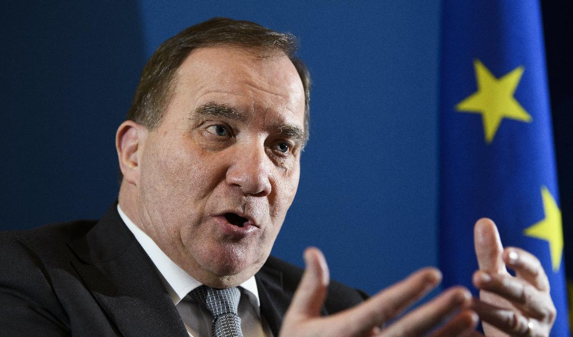 Stefan Löfven har vid ett par tillfällen setts gå i butiker i centrala Stockholm – trots regeringens uppmaning om att stanna hemma. Arkivbild. Foto: Henrik Montgomery/TT