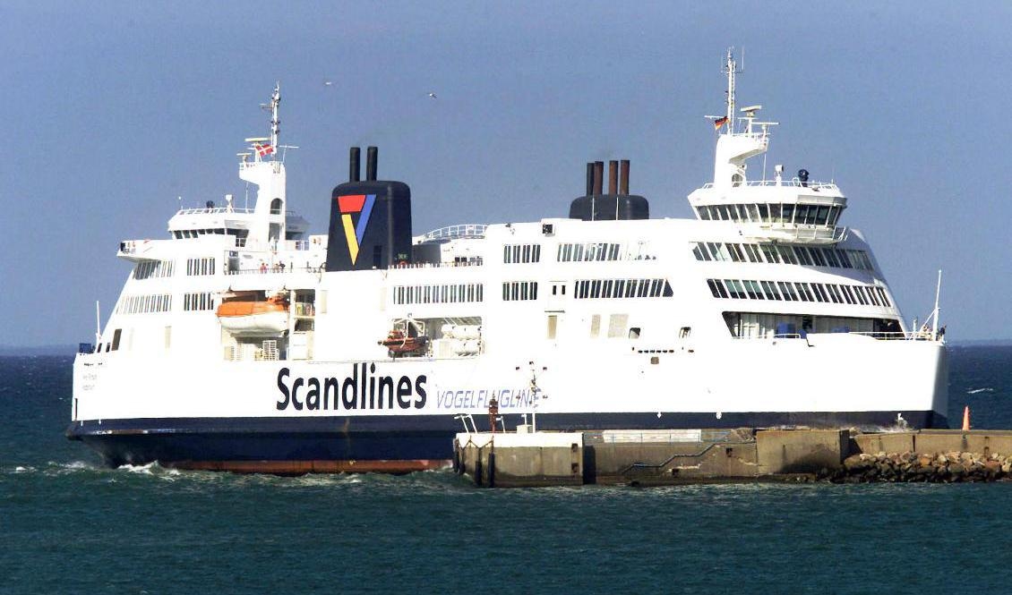 Om drygt åtta år kan man köra under Fehmarn bält till Tyskland på tio minuter i stället för att ta färjan. Arkivbild. Foto: Christof Stache/AP/TT