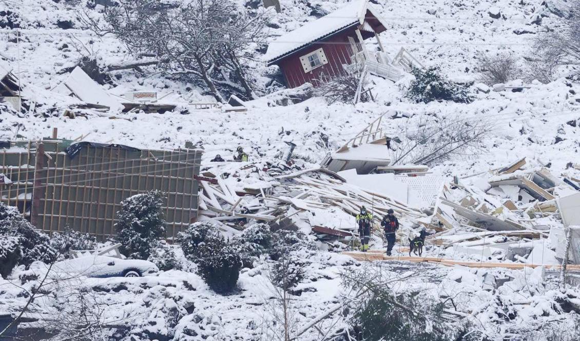 Räddningsarbetet har påbörjats igen under lördagsmorgonen. Foto: Tor Erik Schrøder/NTB/TT
