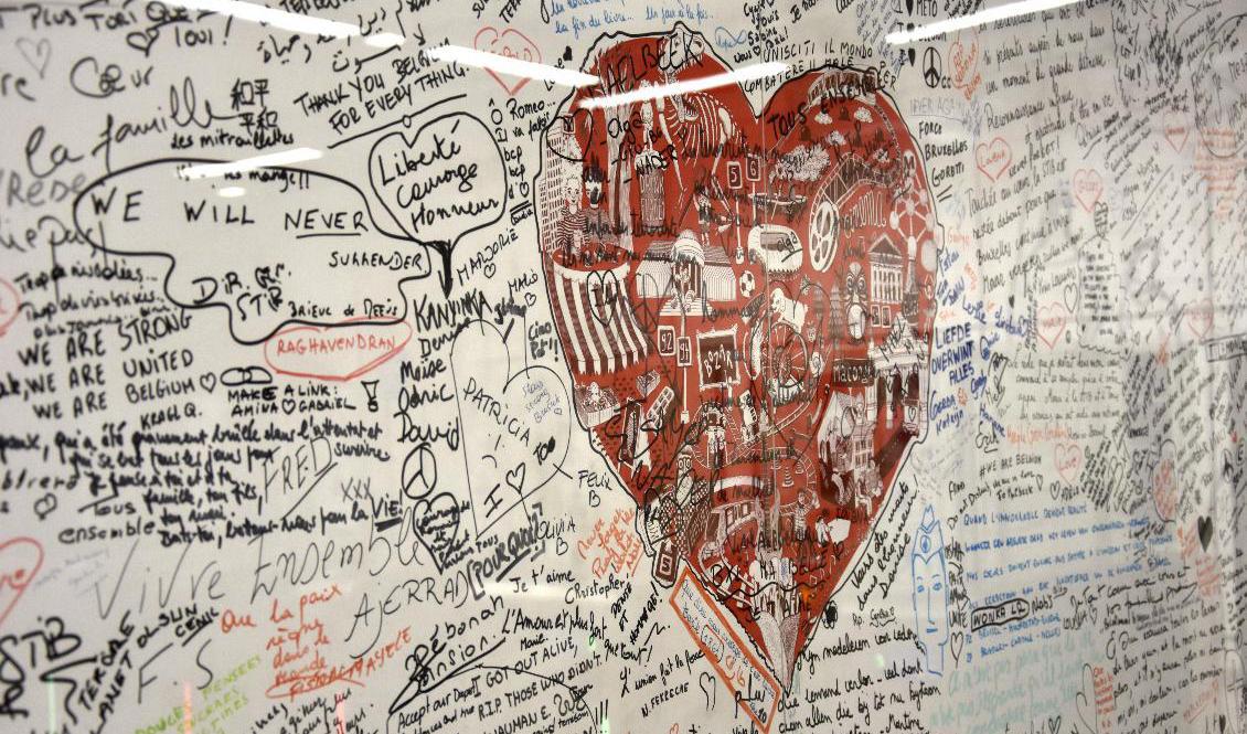 Offren för terrordåden i Bryssel i mars 2016 hedras bland annat på en minnestavla vid tunnelbanestationen Maelbeek. Arkivfoto. Foto: Wiktor Nummelin/TT