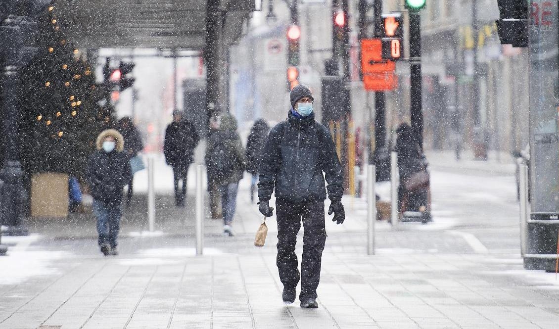 Folk på gatan i Montréal, den största staden i provinsen Québec. Arkivbild. Foto: Graham Hughes/AP/TT