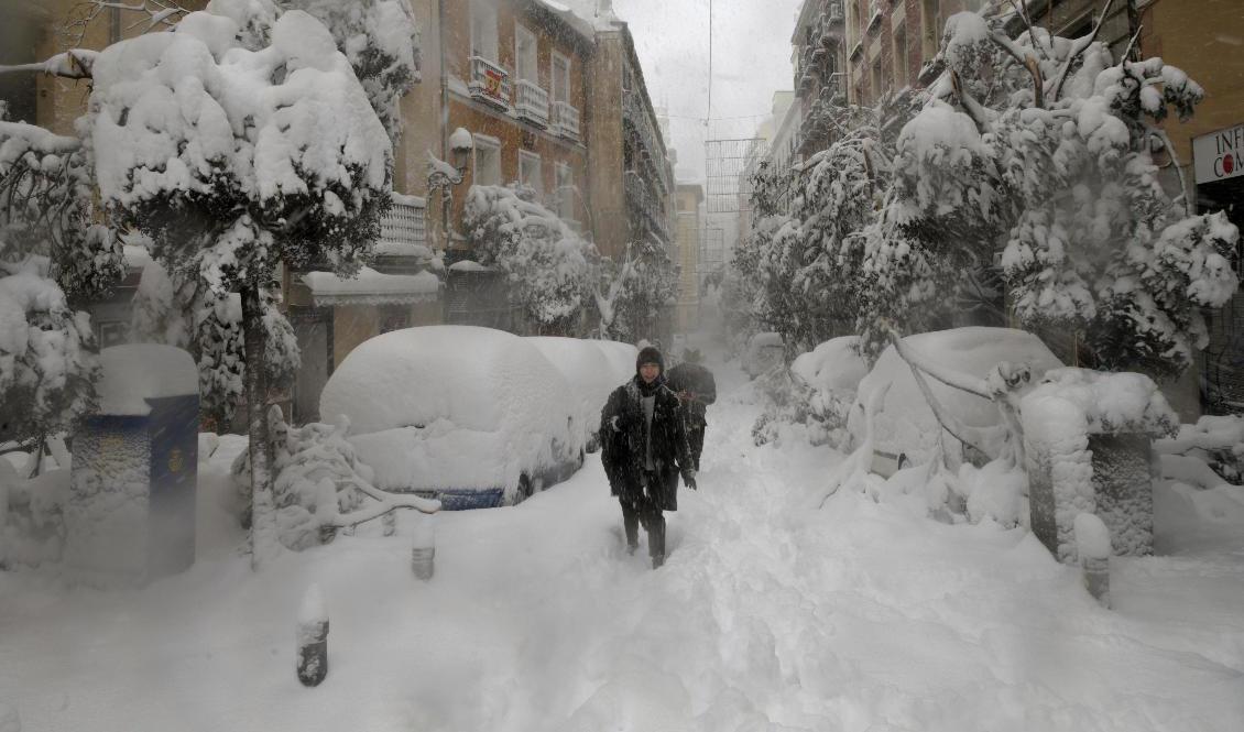 Folk pulsar fram i den rekorddjupa snön i Spaniens huvudstad Madrid. Foto: Andrea Comas/AP/TT