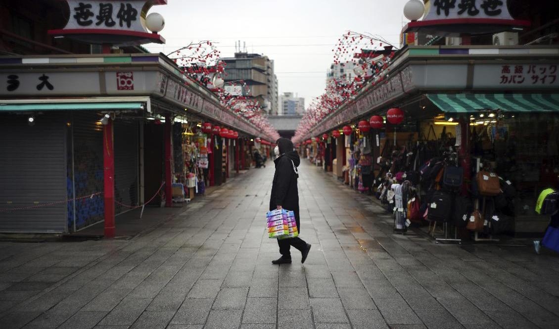 Hårdare tag väntas i Japan för att stoppa den ökande smittspridningen. Fler prefekturer ska omfattas av nödläge. Foto: Eugene Hoshiko/AP/TT