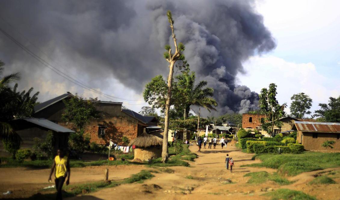 Arga invånare tänder eld på en FN-byggnad, som en reaktion på att extremistgruppen ADF dödat åtta personer och kidnappat nio i regionen Beni i Kongo-Kinshasa, den 25 november 2019. Foto: Al-hadji Kudra Maliro/AP/TT