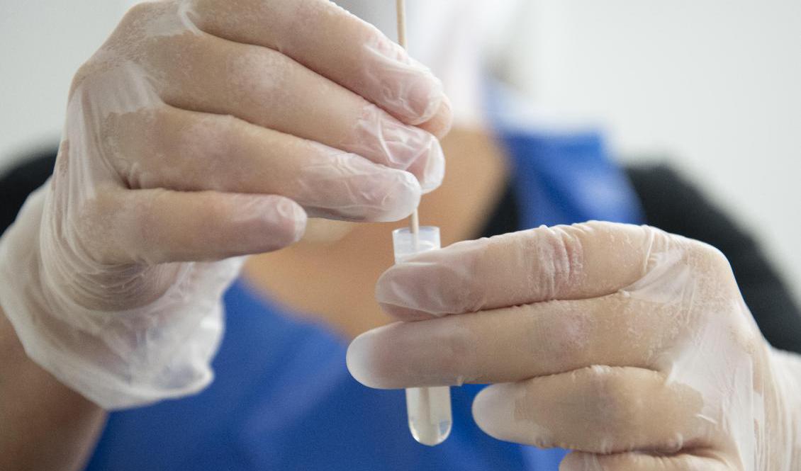 Polisen utreder den läkarklinik i Göteborg som misstänks ha utfärdat falska coronaintyg. Personen på bilden har inget samband med kliniken. Arkivbild. Foto: Fredrik Sandberg/TT