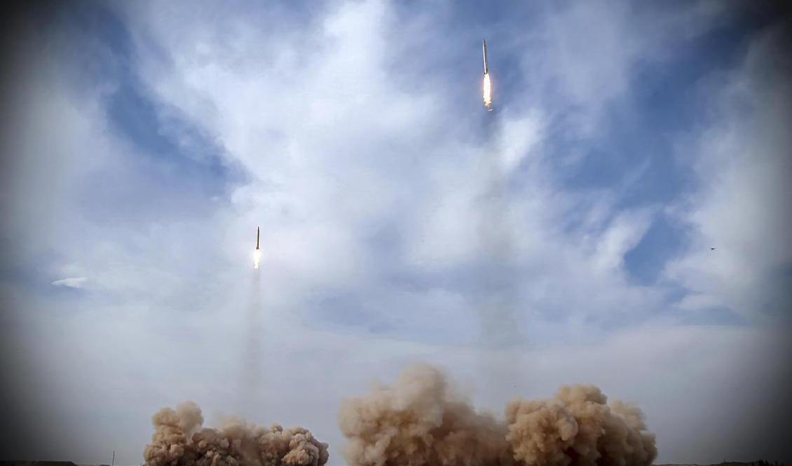 Ballistiska robotar avfyras på en bild som kommer från det iranska revolutionsgardet. Foto: Iranian Revolutionary Guard/AP/TT