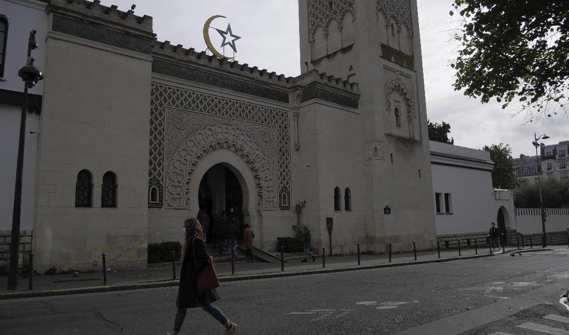 Frankrikes muslimer är på väg att få en gemensam stadga med grundläggande värderingar. Arkivbild på en moské i Paris. Foto: Thibault Camus/AP/TT