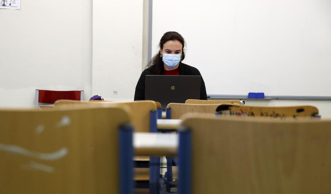 Halmstad kommun tillåter inte munskydd. Bilden tagen utanför Sverige. Arkivbild. Foto: Thanassis Stavrakis/AP/TT