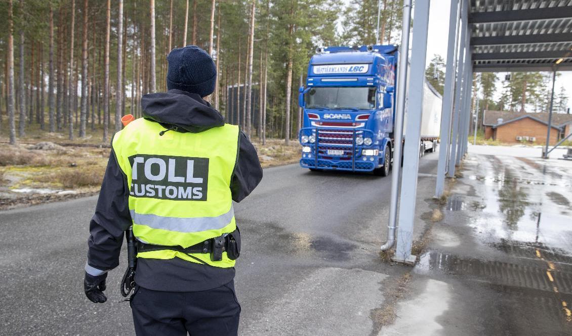 Tull- och polis kontrollerar riksgränsen mot Sverige vid Magnor i Norge. Arkivbild. Foto: Terje Pedersen/NTB/TT