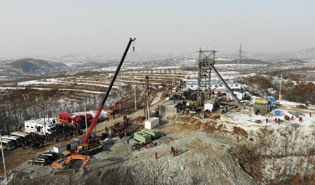 Räddningsinsatsen vid gruvan i Qixia i Kina. Foto: Wang Kai/AP/TT