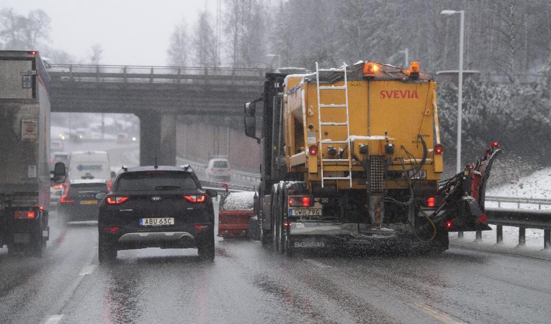 Mer än var tionde statlig väg är i mycket dåligt skick, enligt Transportföretagen. Arkivbild. Foto: Fredrik Sandberg/TT