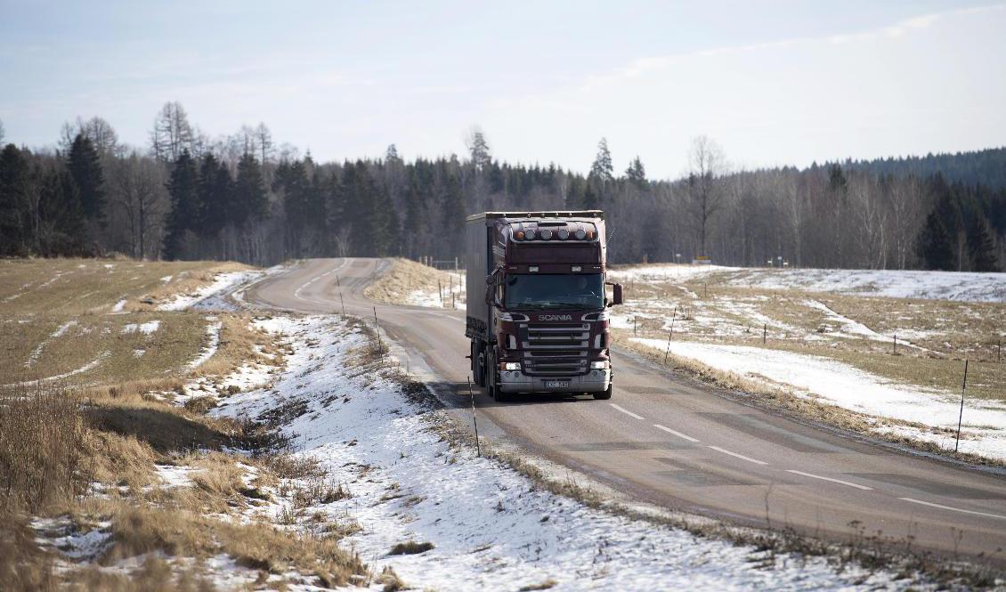 Mer än var tionde statlig väg är i mycket dåligt skick, enligt Transportföretagen. Arkivbild. Foto: Fredrik Sandberg/TT