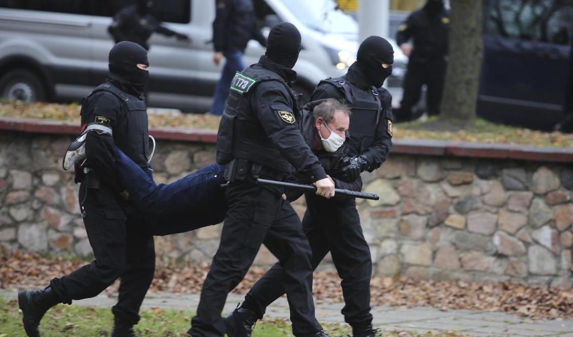 En man bärs iväg i armar och ben vid en demonstration i Minsk, den 1 november i fjol. Arkivbild. Foto: AP/TT
