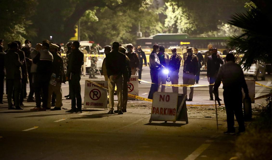 Poliser vid en avspärrning i närheten av Israels ambassad i Indiens huvudstad New Delhi. Foto: Manish Swarup/AP/TT
