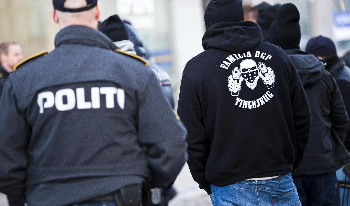Polis och medlemmar i det kriminella gänget Loyal to familia. Arkivbild. Foto: NTB/TT