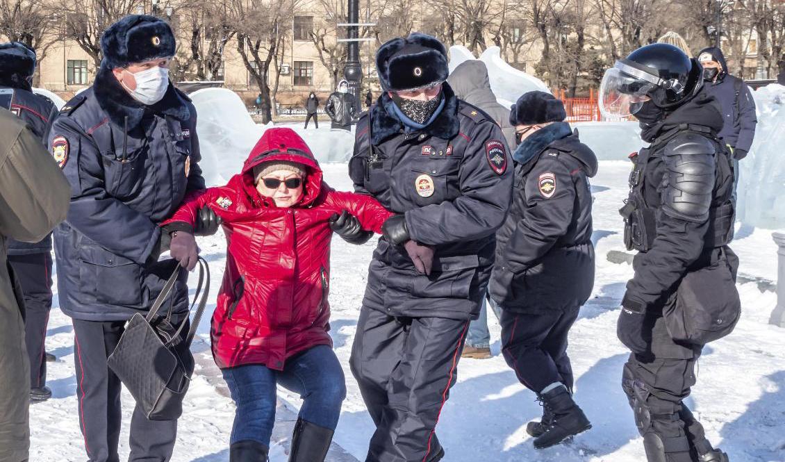 En kvinna grips i Chabarovsk, drygt 600 mil öster om Moskva, på söndagen. Foto: Igor Volkov/AP/TT