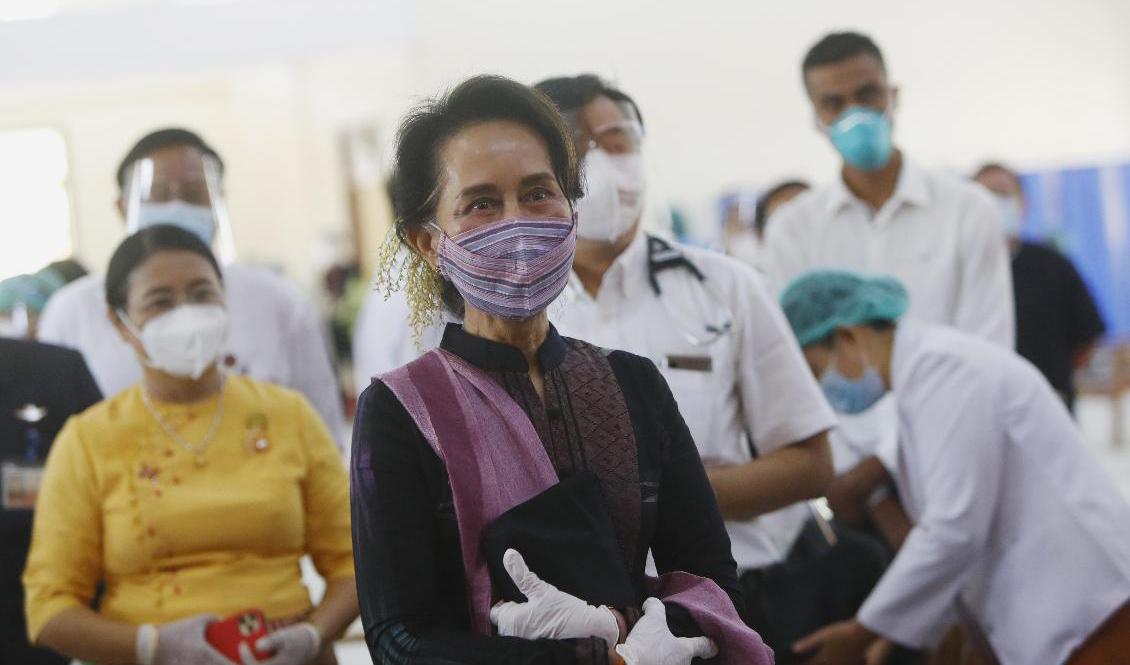 Myanmars ledare Aung San Suu Kyi under förra veckan, när hon inspekterade vaccinering mot covid-19. Foto: Aung Shine Oo/AP/TT