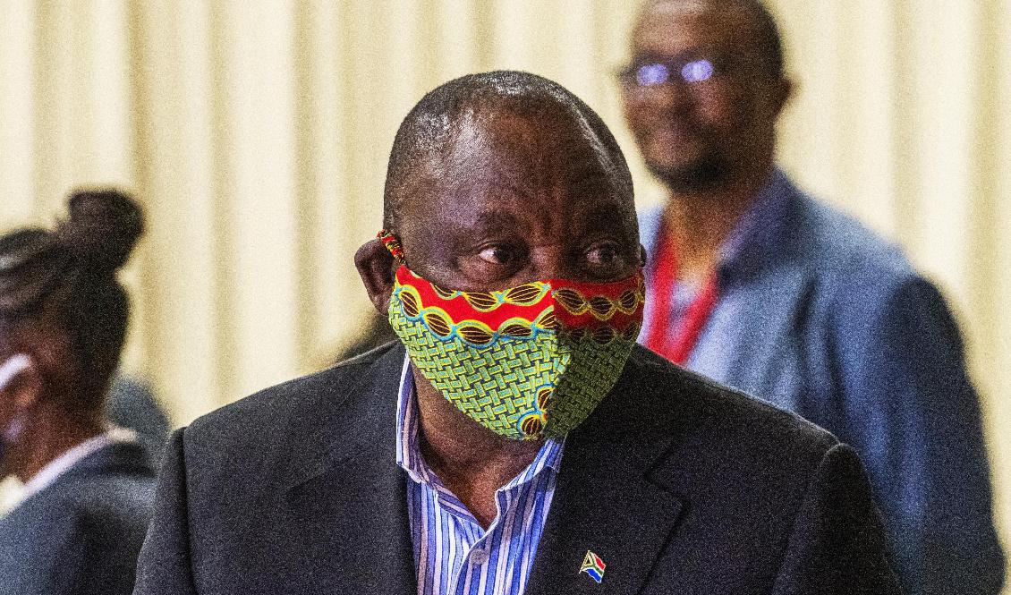 Sydafrikas president Cyril Ramaphosa meddelar att regeringen lättar på vissa restriktioner. Arkivbild. Foto: Jerome Delay/AP/TT