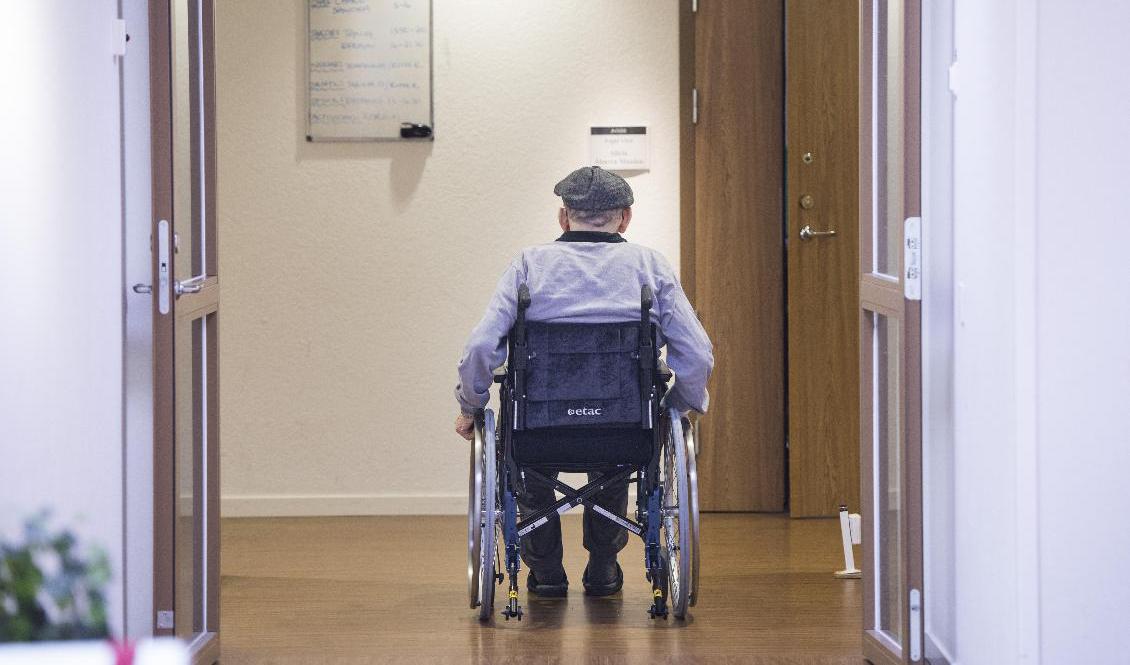 Folkhälsomyndigheten vill utfärda färre besöksförbud på äldreboenden. Arkivbild. Foto: Pontus Lundahl/TT