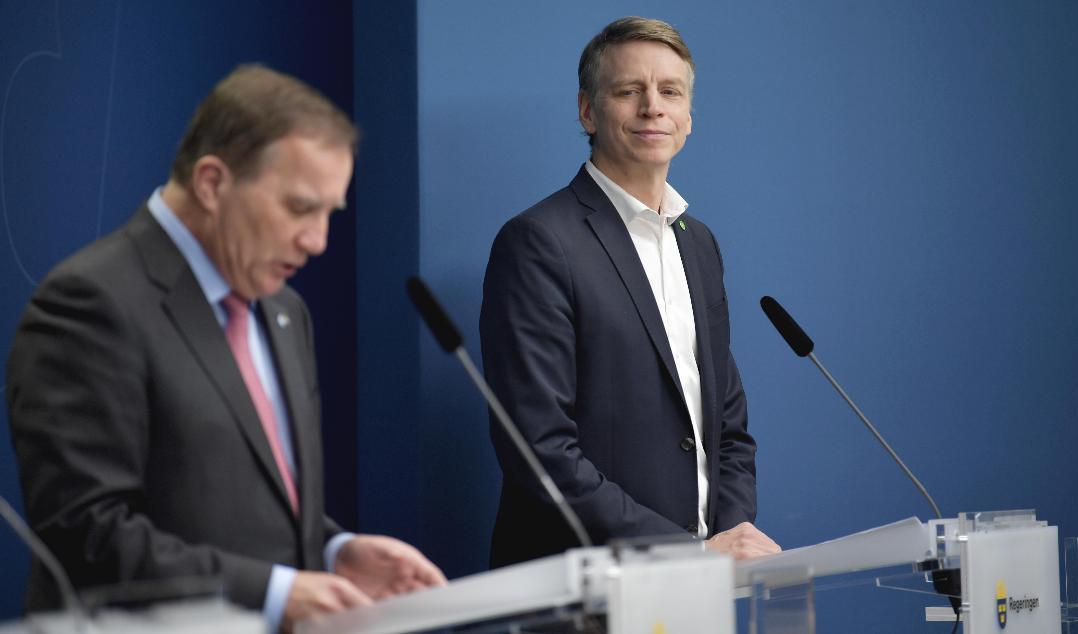 
Statsminister Stefan Löfven (S) presenterar Per Bolund (MP) som miljö- och klimatminister och vice statsminister. Foto: Anders Wiklund/TT                                            