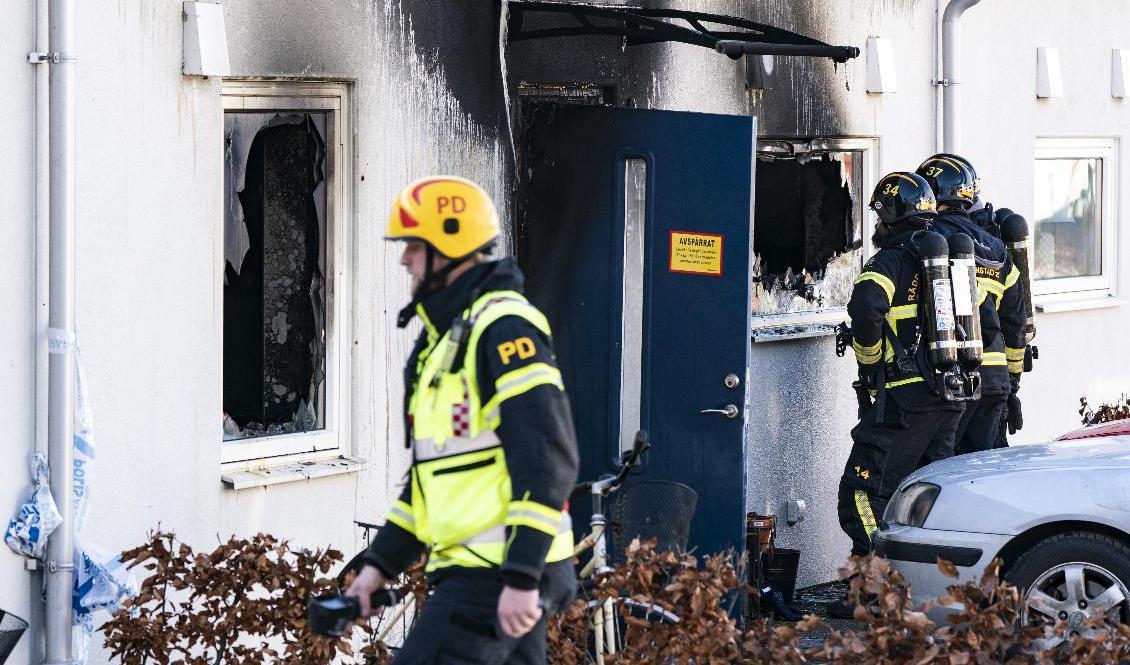 Branden i radhuslängan i Hammarslund utanför Kristianstad spred sig inte till intilliggande bostäder. Foto: Johan Nilsson/TT