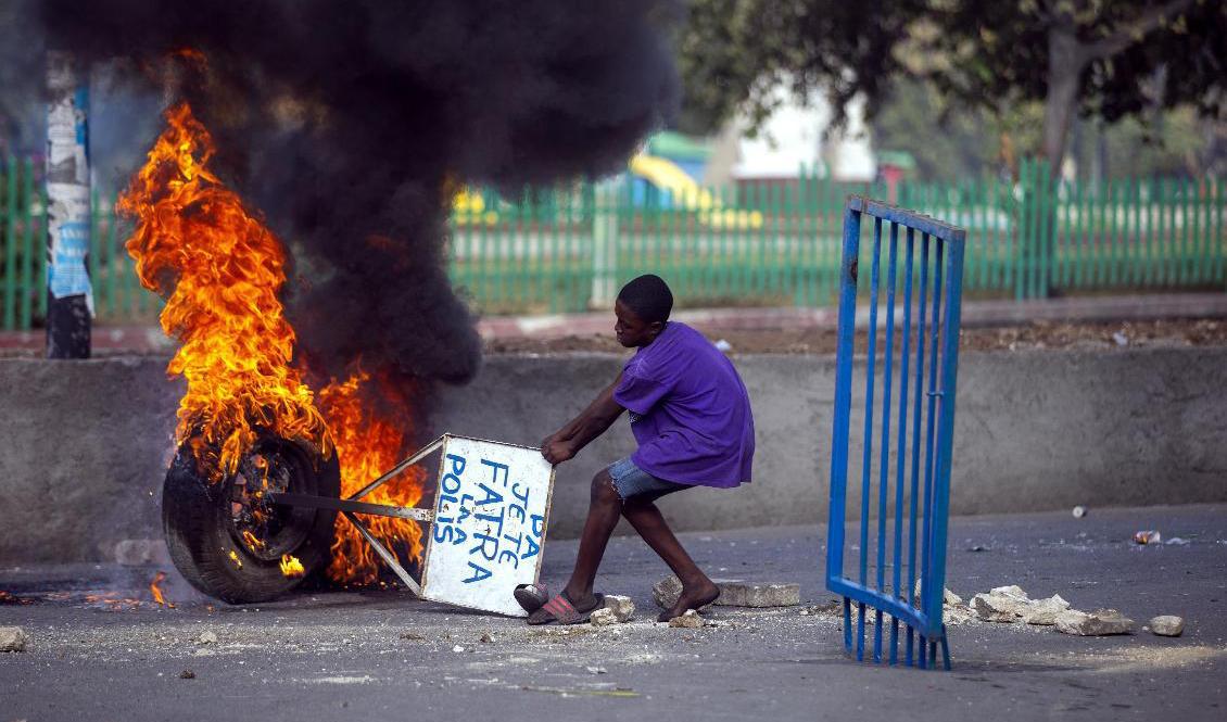 Oroligheter har följt efter motsättningar om när Haitis president ska lämna sin post. Foto: Dieu Nalio Chery/AP/TT