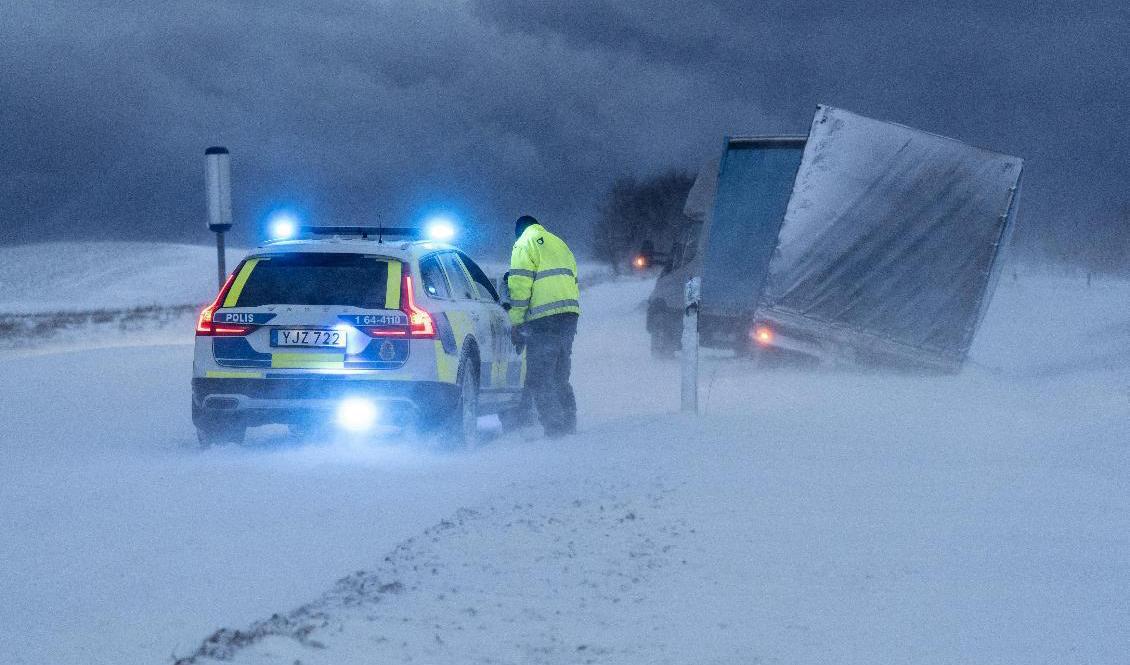En lastbil körde på söndagen av vägen mellan Sövestad och Hedeskoga, norr om Ystad. Foto: Johan Nilsson/TT