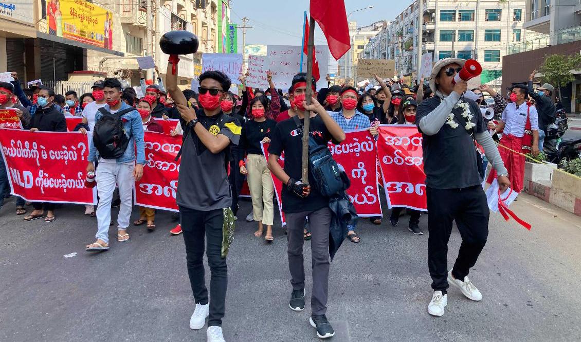 Ett demonstrationståg genom Myanmars näst största stad Mandalay på måndagen. Foto: AP/TT
