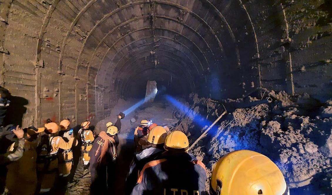 Räddningspersonal letar efter överlevande efter glaciärkollapsen i Indien. Foto: Tibetansk polis via AP/TT