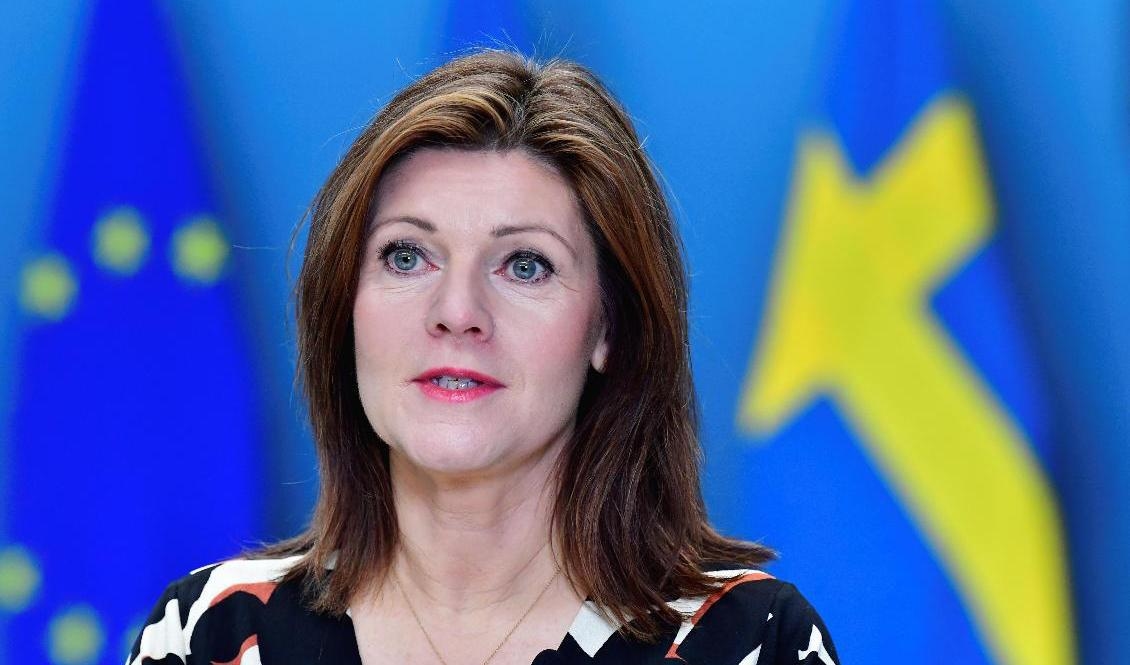 Arbetsmarknadsminister Eva Nordmark (S) presenterar regeringens nya arbetsmiljöstrategi. Foto: Jonas Ekströmer/TT