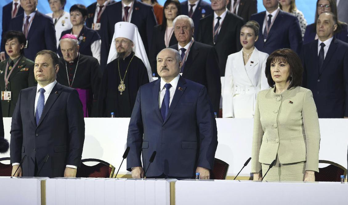 Belarus diktator Aleksandr Lukasjenko, i mitten, då nationalsången spelades under den så kallade "Folkets rådgivande församling" i Minsk på torsdagen. Foto: Maxim Guchek/AP/TT