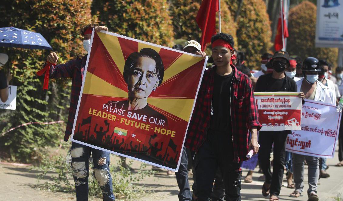 Demonstrationerna mot militärstyret i Myanmar. Här i landets största stad, Rangoon. Foto: AP/TT