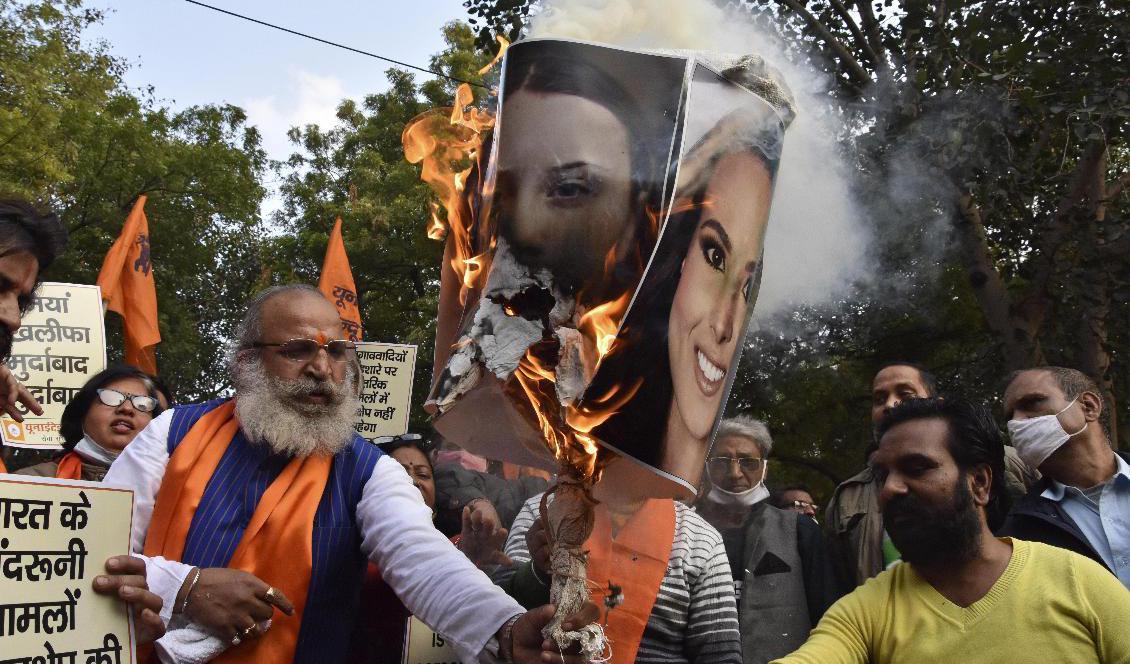 Foto Anhängare av det indiska regeringspartiet BJP bränner bilder av Greta Thunberg och Meena Harris, systerdotter till USA:s vicepresident Kamala Harris. Foto: Dinesh Joshi/AP/TT