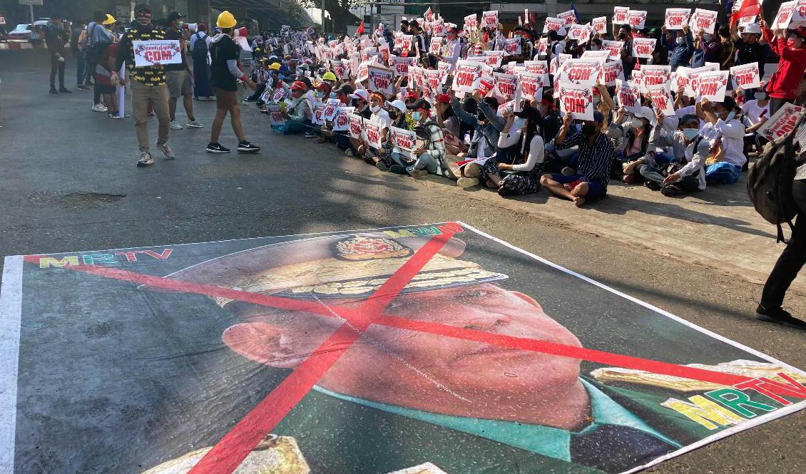 Protesterna fortsätter i Myanmar. Bilden är från Rangoon. Foto: AP/TT