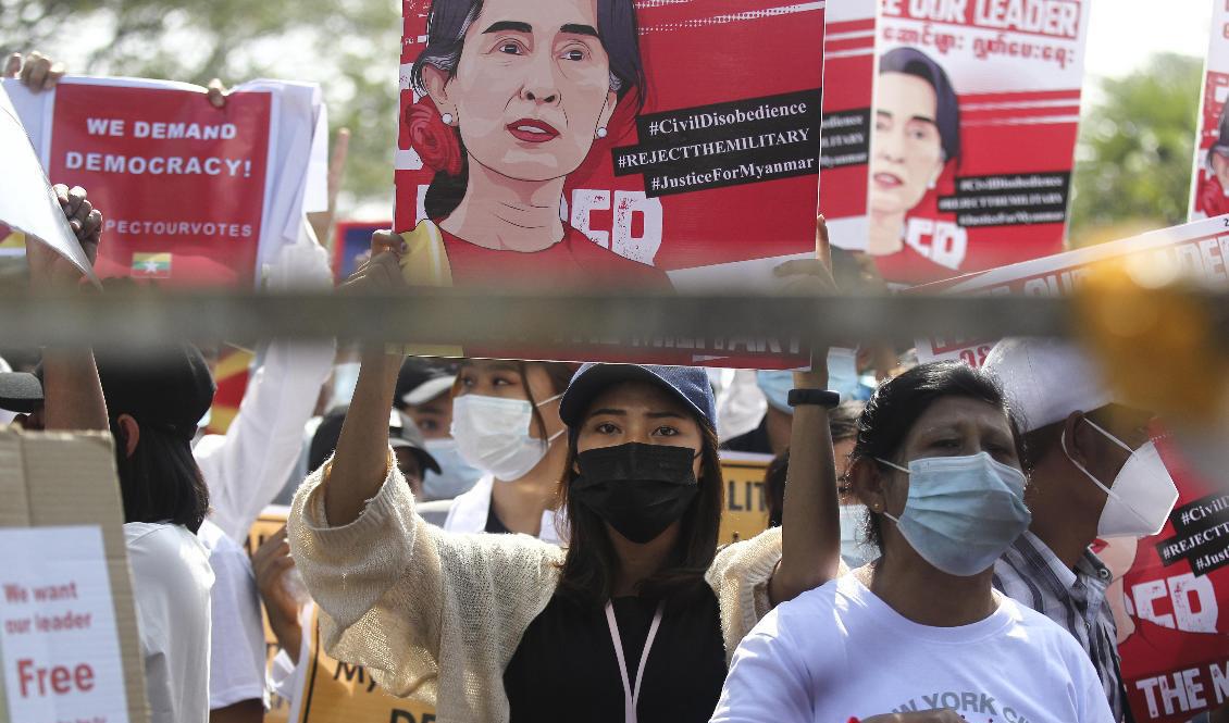 Demonstrationer till stöd för Myanmars civila ledare Aung San Suu Kyi i staden Rangoon. Foto: AP/TT