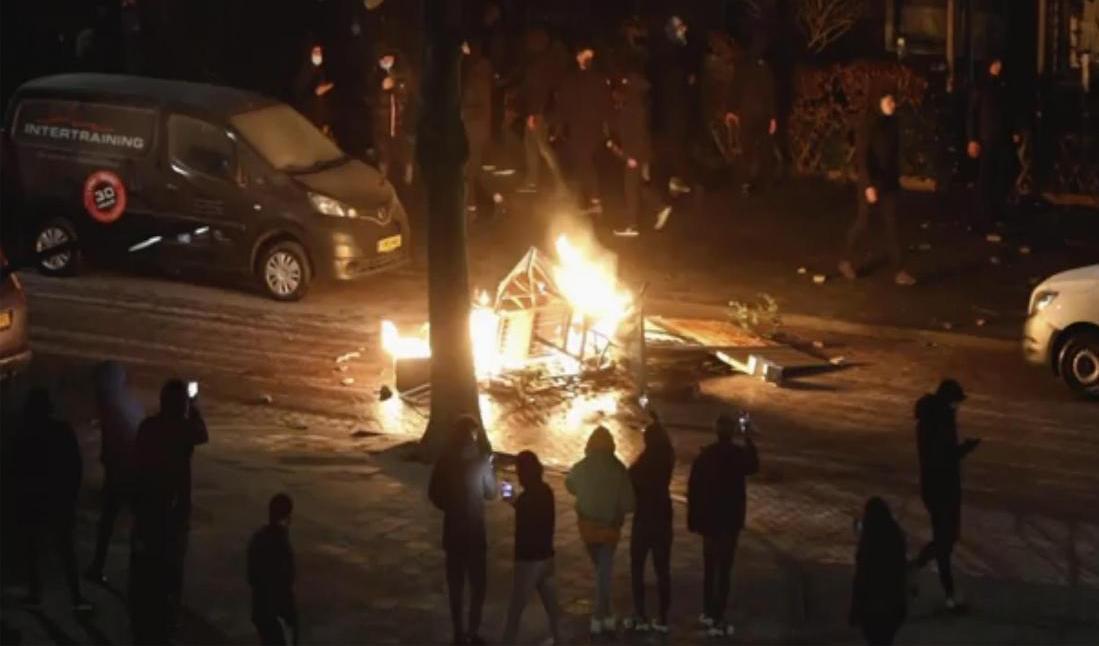 Upplopp bröt ut under flera nätter i rad i Nederländerna efter införandet av utegångsförbudet. Bilden är från Haarlem den 25 januari. Foto: Mizzle Media/AP/TT
