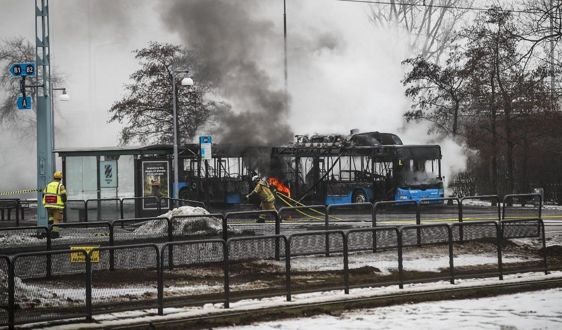 Räddningstjänst utför släckningsarbete efter att en gasbuss fattat eld vid Hjalmar Brantingsplatsen på Hisingen i Göteborg. Gasbussarna har gastankar på taket som utgör en fara, och explosionsrisk finns. Foto: Thomas Johansson/TT
